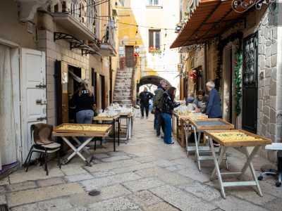 Siamo andati a trovare le �signore delle orecchiette� nella strada dell�Arco Basso, viuzza situata nei pressi del Castello Normanno-Svevo...